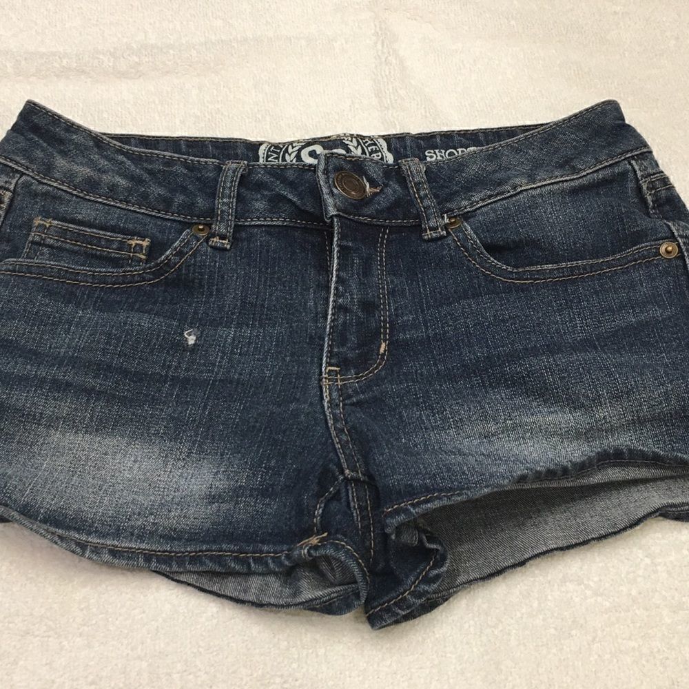 Size 5 med blue faded jean shorts 5 pockets So brand